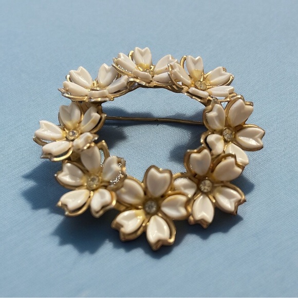 1950's White Flower Wreath - Picture 2 of 3